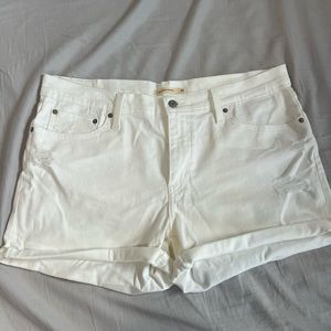 white levi jean shorts